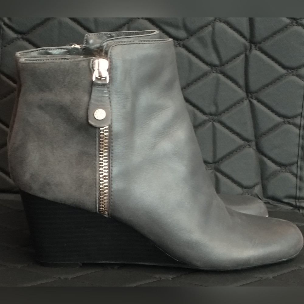 GUC Isaac Mizrahi grey soft leather top & suede sides, black wedge heel side zip